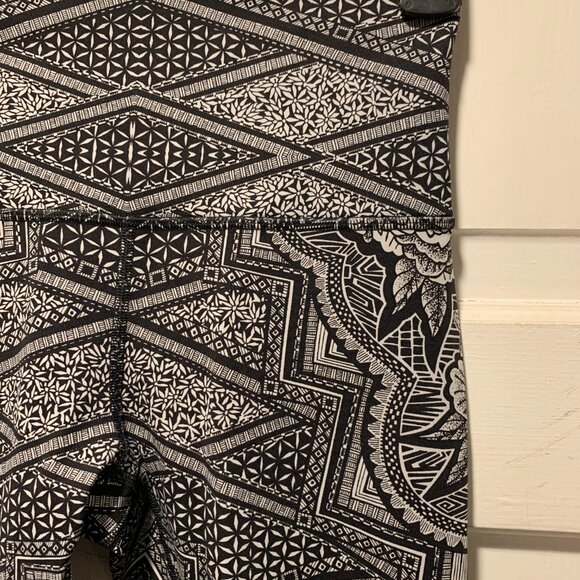 Lululemon~ NWOT!!~ Yoga Pants - Picture 4 of 16